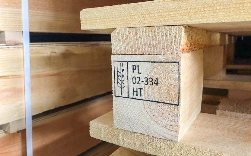 ISPM15-Kennzeichnung auf einer hitzebehandelten Holzpalette